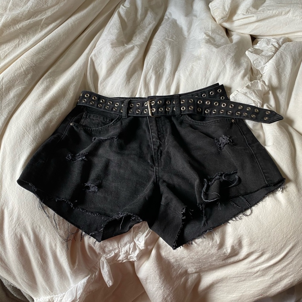 juicy couture black ripped jean shorts w belt
